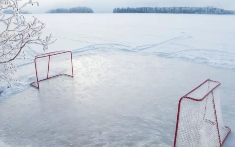 குழாயை மூட மறந்ததால் வீட்டின் முன்புறம் பனிச்சறுக்கு மைதானம்!
