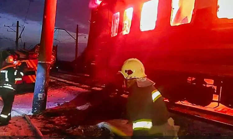 டிரோன் தாக்குதலில் பற்றி எரிந்த ரயில்… உக்ரைனில் தொடரும் போர் கொடூரம்!