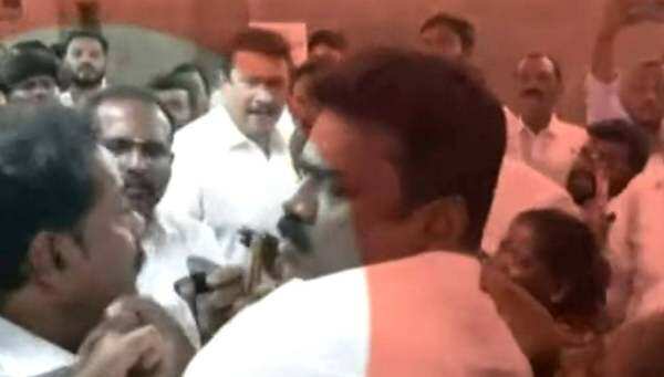 BREAKING!! அதிமுகவில் உச்சகட்ட பரபரப்பு!! ரத்த காயத்துடன் வெளியே வந்த நிர்வாகி!!