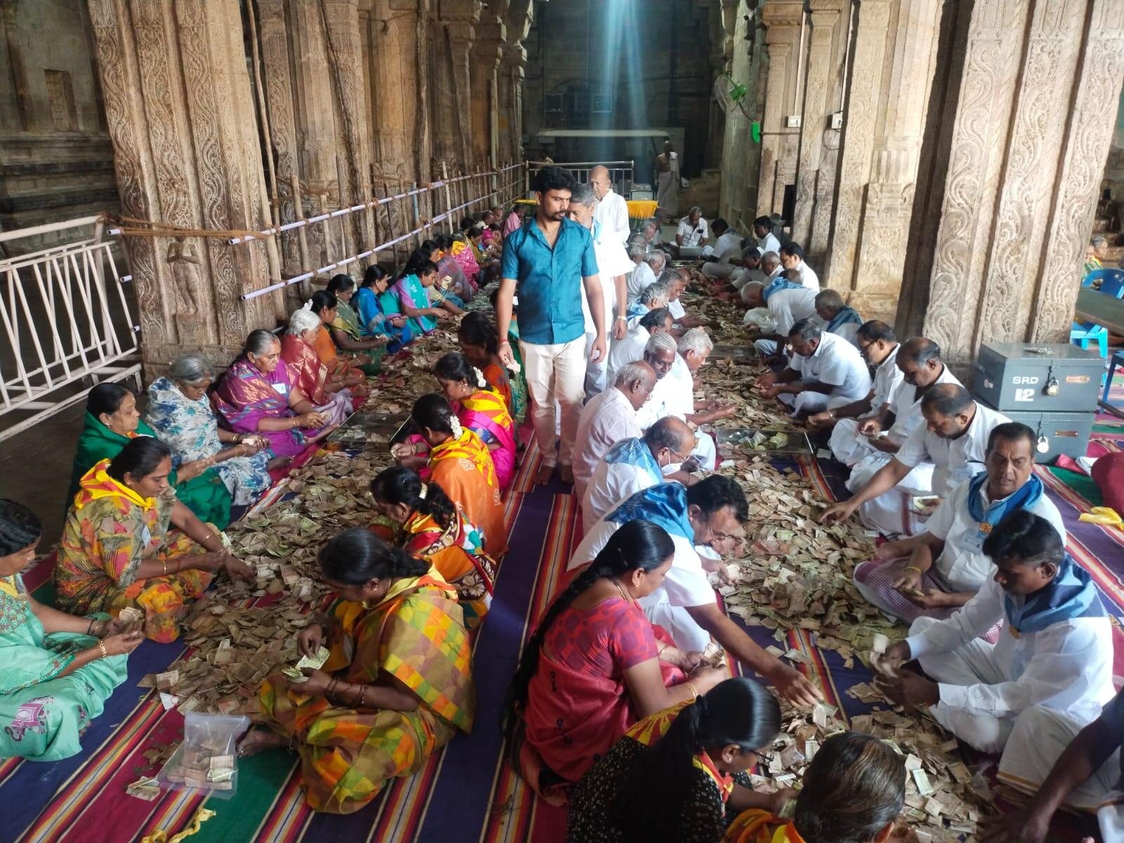 அதிர்ச்சி... பாதுகாப்பு பணியில் இருந்த பெண் காவலர் கோவில் உண்டியல் பணத்தைத் திருடிய கொடுமை!
