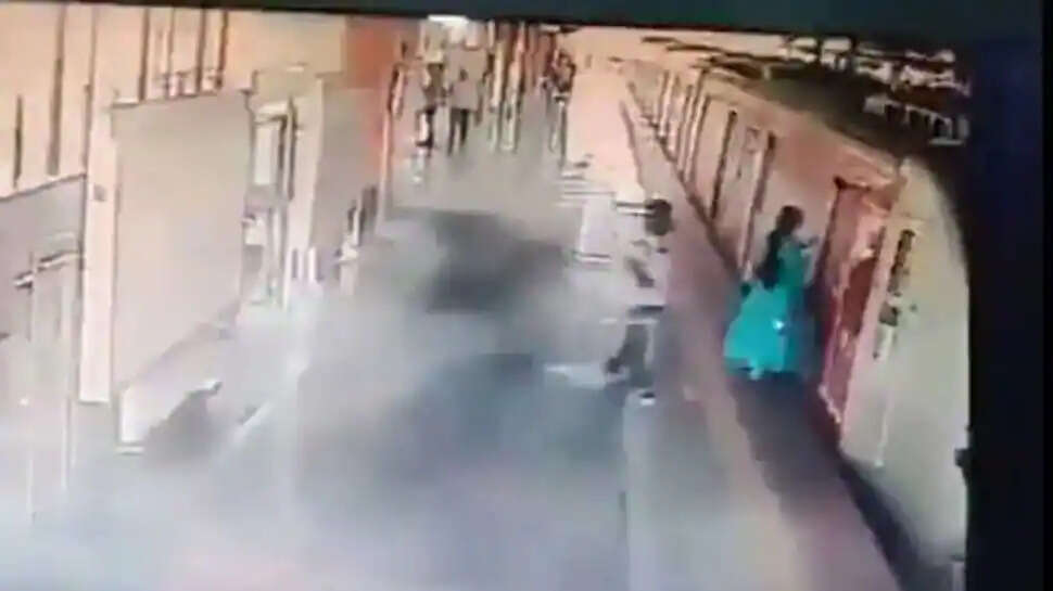 பெண்களே உஷார்! மெட்ரோ ரயில் கதவில் சிக்கிய ஆடை! நடைமேடையில் இழுத்து செல்லப்பட்ட இளம்பெண்!