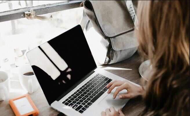 'Work From Home’.. மனைவியின் போன் காலை ஒட்டு கேட்டு 2 மில்லியன் டாலரை சம்பாதித்த கேடி கணவர்!