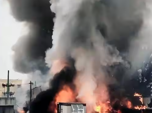 பட்டாசு குடோன் தீவிபத்தில் 11 பேர் உடல் கருகி பலி ... சோகத்தில் மூழ்கிய கிராமம்!!