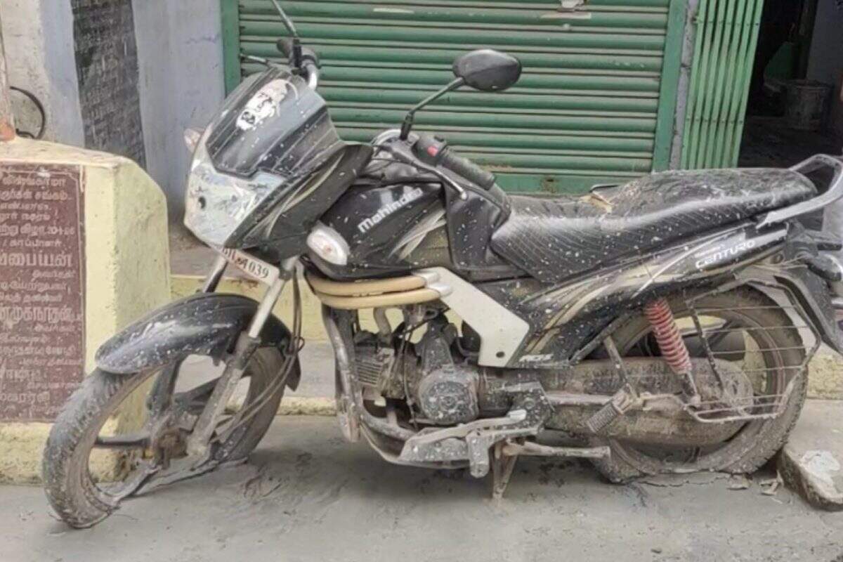 முடியல.........!! இரவோடு இரவாக டூவீலரையும் சேர்த்து ரோடு போட்ட காண்ட்ராக்டர்!!