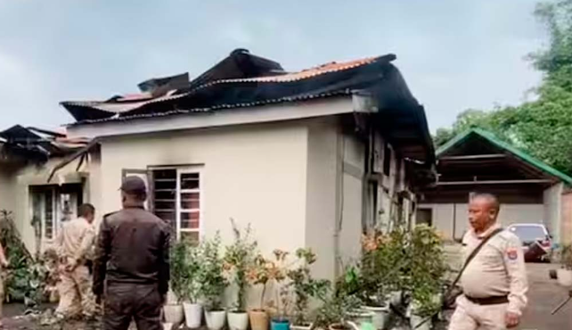 பரபரப்பு... அமைச்சர் வீட்டில் குண்டு வீச்சு... காவலர் படுகாயம்.. !!