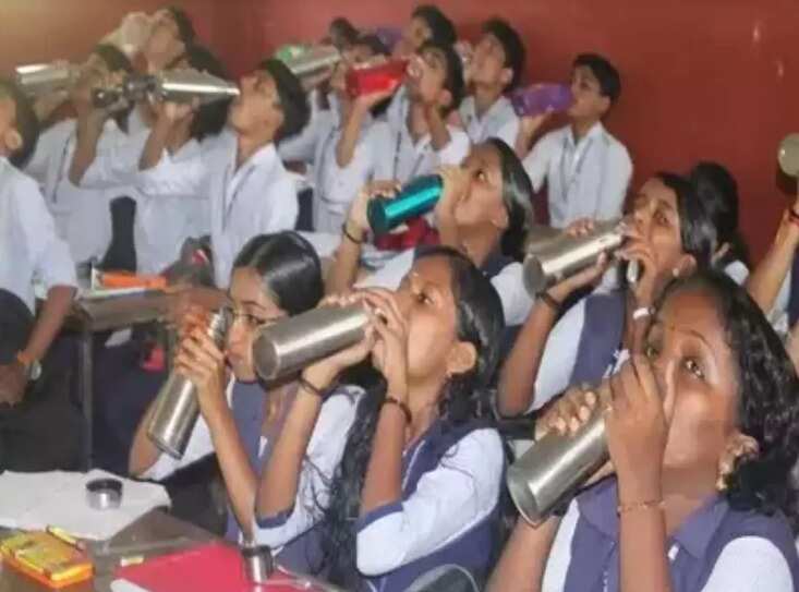 கேரள பள்ளிகளில் ‘வாட்டர் பெல்' முறை... தமிழக பள்ளிகளில் கவனிப்பாரா அமைச்சர் அன்பில் மகேஷ்!?