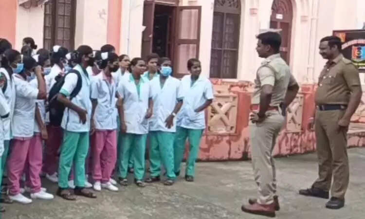 15 கல்லூரி மாணவிகளுக்கு திடீர் வாந்தி , மயக்கம்!! மாணவிகள் கல்லூரிக்கு முன்பு போராட்டம்!!