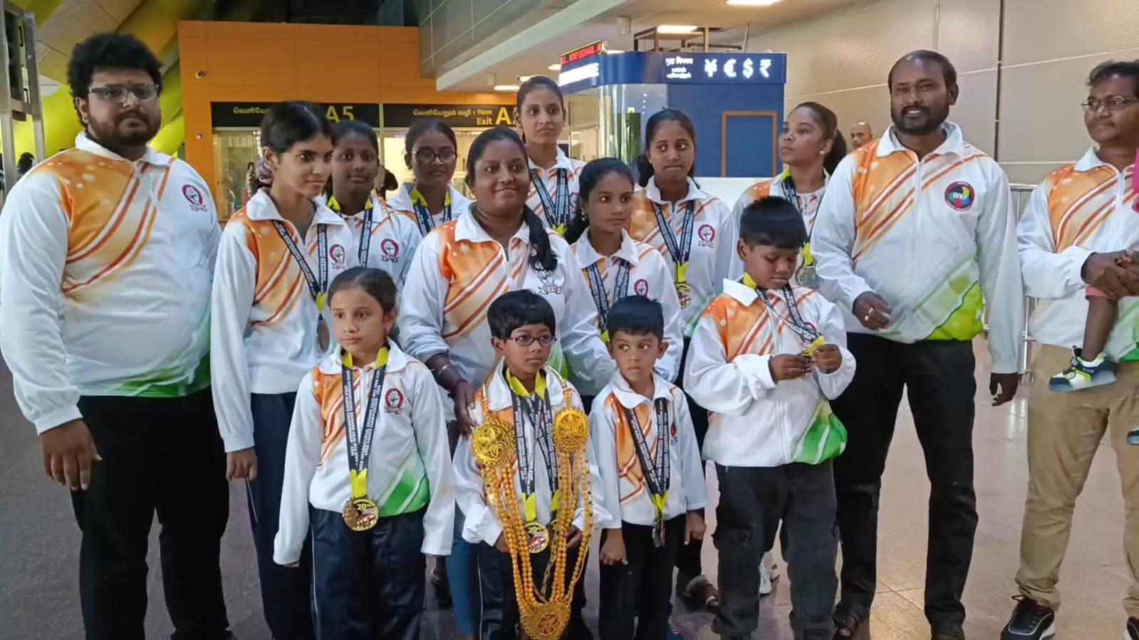 சர்வதேச கராத்தே போட்டியில் சாதனை படைத்த தமிழக வீராங்கனைகளுக்கு சென்னையில் உற்சாக வரவேற்பு!