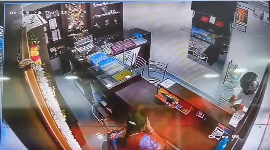 நகைக்கடைக்குள் மிளகாய்ப் பொடி தூவி கொள்ளையடிக்க முயற்சி... கத்தி கூச்சலிட்ட கடைக்காரர்!