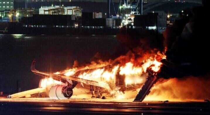 400 பயணிகளுடன் விமானம் தரை இறங்கும் போது திடீர் தீவிபத்து.. அதிர்ச்சி வீடியோ... !