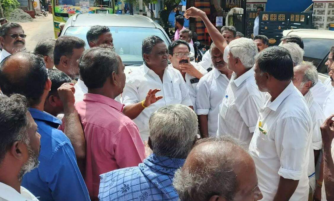 ரோடு வசதி கூட இல்லை... திமுக எம்.எல்.ஏ.வை முற்றுகையிட்டு கிராம மக்கள் வாக்குவாதம்!