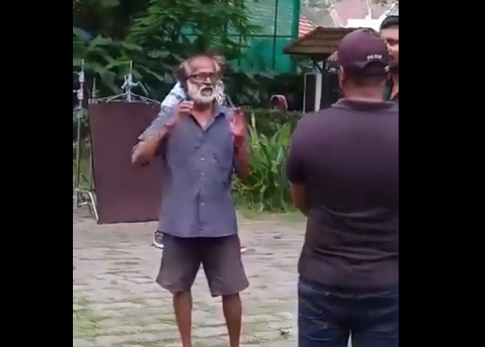 அட... அச்சு அசல் ரஜினியை போல நகல் .... வைரல் வீடியோ!!