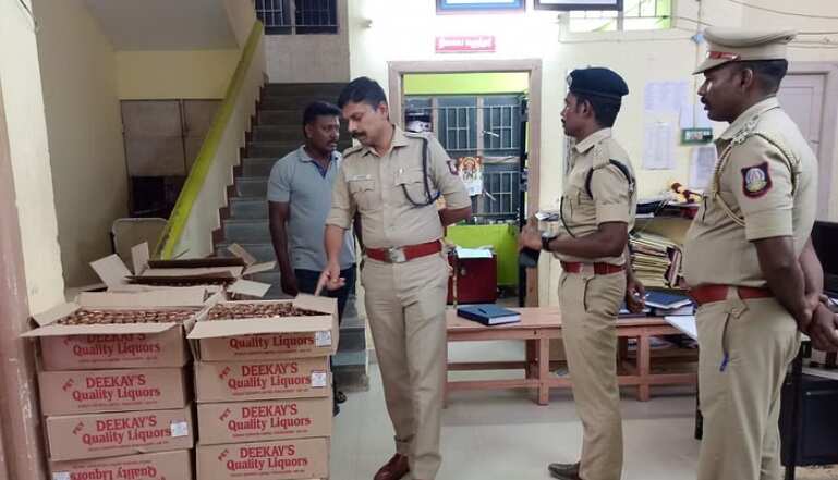 விசிக பிரமுகர் வீட்டில் 1,726 மது பாட்டில்கள்.. !! தட்டி தூக்கிய காவல்துறை!!