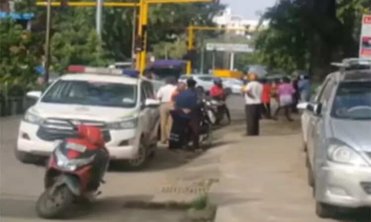 தோழியுடன் பேசிக் கொண்டிருந்த இளைஞர் வெட்டிக்கொலை... இளம்பெண் தலைமறைவு!