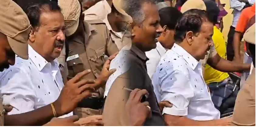 விழுப்புரத்தில் பரபரப்பு... அமைச்சர் மீது சேற்றைவாரி இறைத்த பொதுமக்கள்!