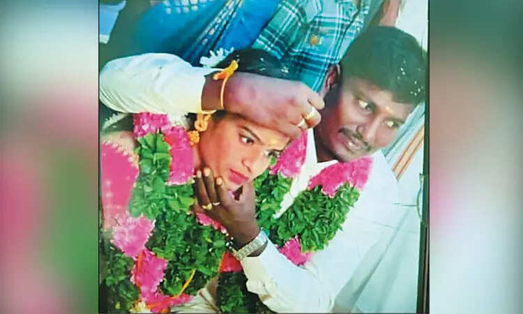 2 வருஷ தீராக் காதல்... கல்யாணமாகி 4 மாசத்தில் பெண் போலீஸ் தூக்கிட்டு தற்கொலை!