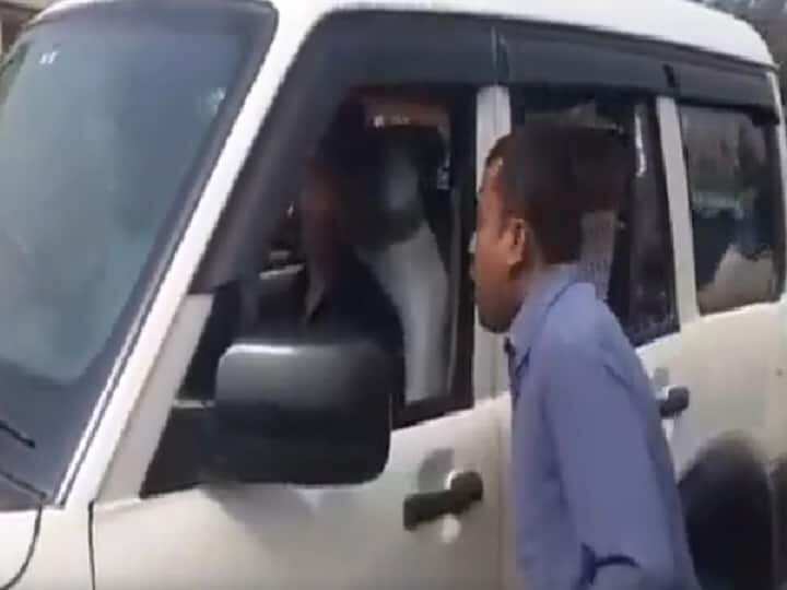 வைரல் வீடியோ!! ரேஷன் கார்டில் பெயர் மாற்ற நாய் போல் குரைத்தவர்!!