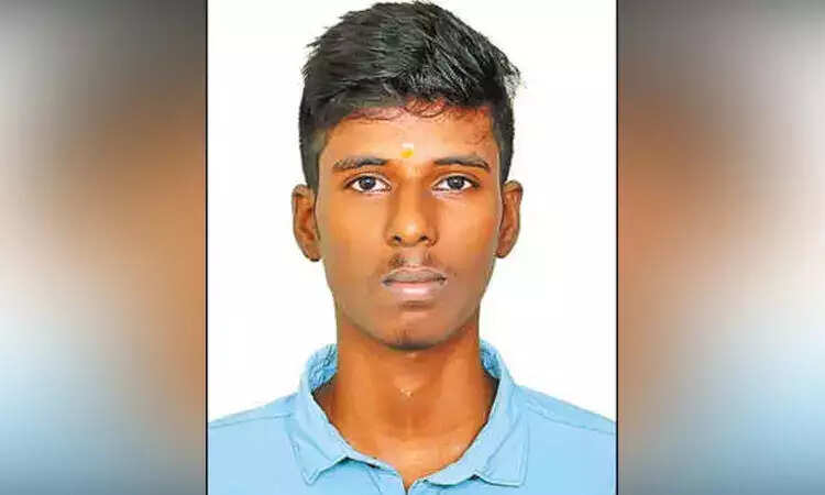 பகீர்!! ஓடும் பேருந்து சக்கரத்தில் தலை நசுங்கி கல்லூரி மாணவன் பலி!!