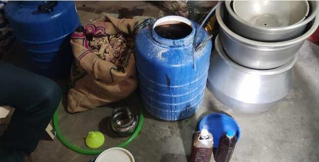 திருந்தவே மாட்டாங்களா?! வீட்டில் சாராயம் காய்ச்சிய 4 பேர் கைது!