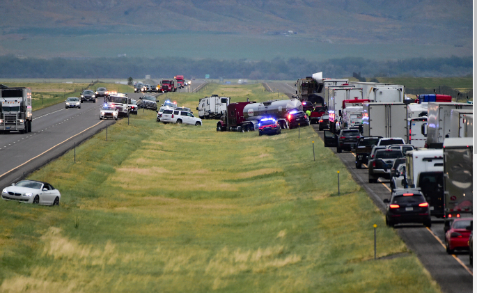 நெடுஞ்சாலையில் 100 வாகனங்கள் ஒன்றுக் கொன்று மோதல்... 6 பேர் பலி... 37பேர் படுகாயம்!