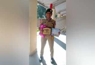 பாராசூட்டிலிருந்து குதித்து மாணவி சாகசம்!! குவியும் பாராட்டுக்கள்!!