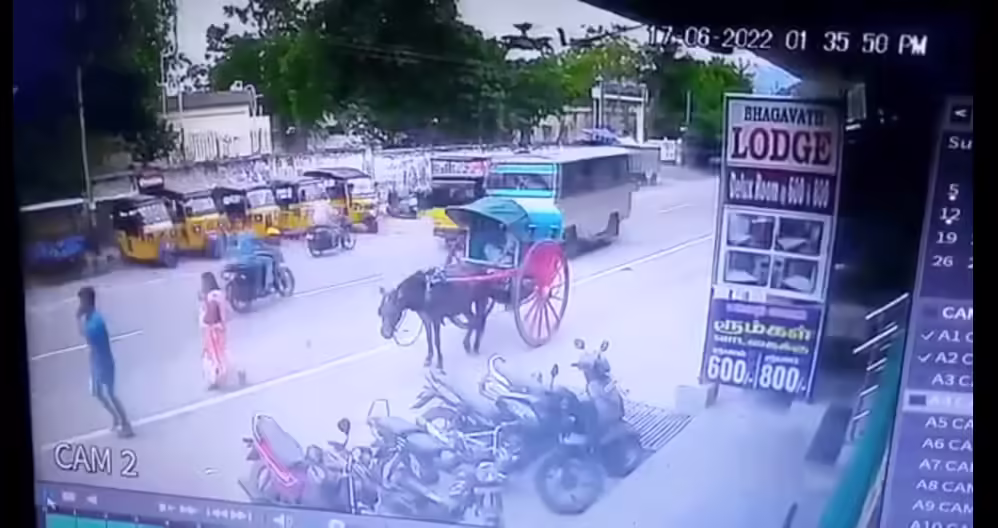 வேன் மோதி தூக்கி வீசப்பட்ட வாலிபர் பலி!! ஆட்டோவை முந்தி செல்ல முயன்றதால் பரிதாபம்!!