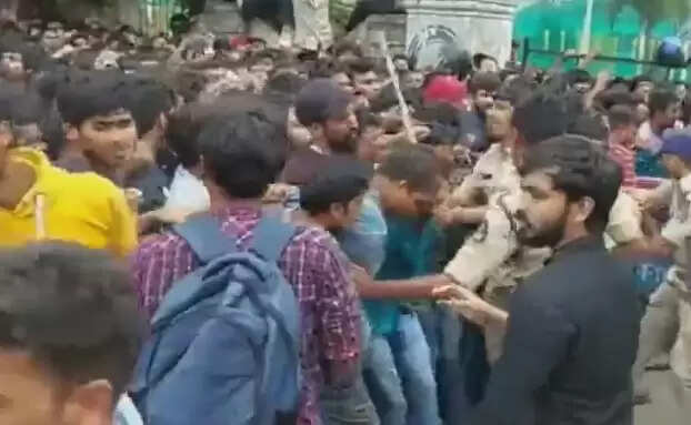 கிரிக்கெட் டிக்கெட் வாங்க குவிந்த கூட்டத் தில் சிக்கி பெண் ஒருவர் பலி!!