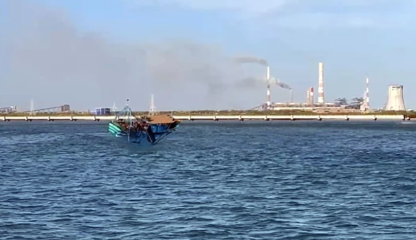 மீன்பிடிக்க சென்ற விசைப்படகு நடுக்கடலில் மூழ்கியது... ரூ.70 லட்சம் சேதம்!