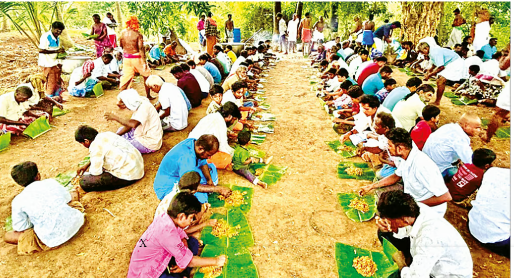 வினோதமான ஆடி படையல் திருவிழா... 100-க்கும் மேற்பட்ட சேவல்கள் பலியிடப்பட்டு ஆண்கள் மட்டுமே பங்கேற்ற மாபெரும் அன்னதானம்!