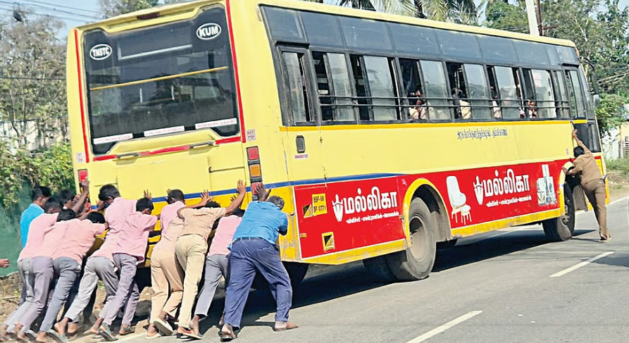 நடுவழியில் நின்று விட்ட அரசுப் பேருந்து ... தள்ளிச் சென்ற பள்ளி மாணவர்கள்!