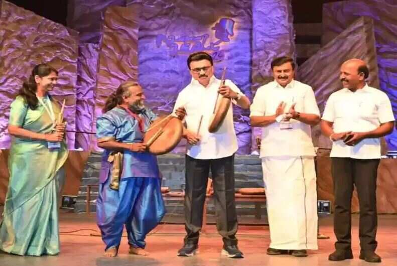 பறை முழங்க... நிலம் அதிர... தொடங்கியது 'சென்னை சங்கமம்'.. பாடலாசிரியராக கனிமொழி புதிய அவதாரம்!