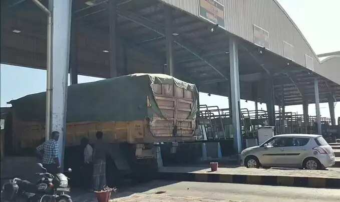 உத்தரவு வரல... சுங்கக்கட்டணம் வசூல நிறுத்தமுடியாது... லாரி உரிமையாளர்கள் போராட்டம்!