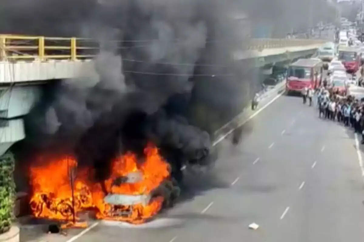 நடுரோட்டில் தீப்பற்றி எரிந்த சொகுசு கார்... அடுத்தடுத்து சாம்பலான 5 வாகனங்கள்.. சென்னையில் பரபரப்பு!