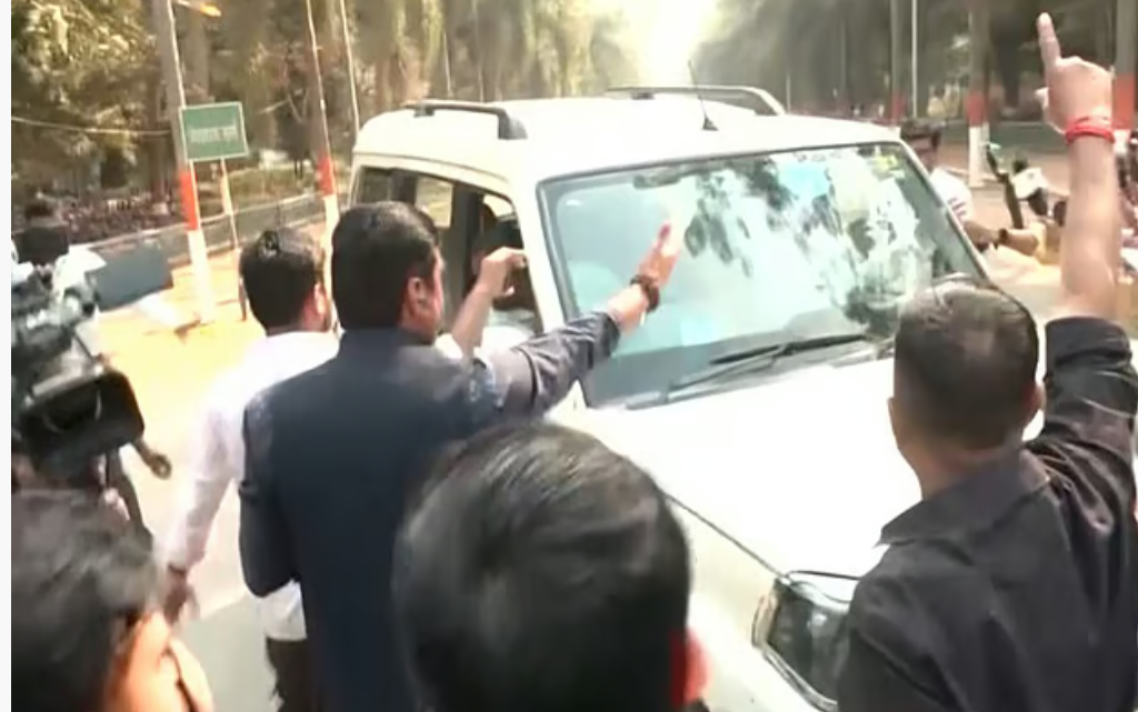 நிதீஷ் குமார் மாநிலங்களவைக்கு செல்ல எதிர்ப்பு... இல்லம் முன்பு தொண்டர்கள் ஆர்ப்பாட்டம்!