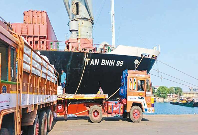 கப்பலில் நிவாரண பொருட்கள்