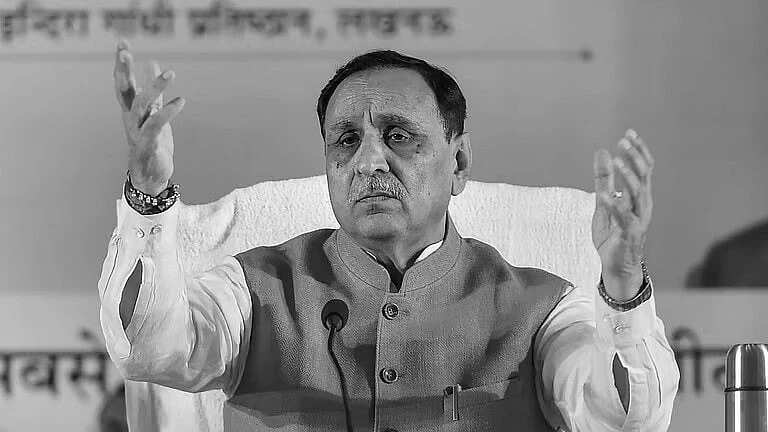 வீட்டின் முன் குவிந்த தொண்டர்கள்... விமான விபத்தில் முன்னாள் முதல்வர் விஜய் ரூபானி மரணம்!