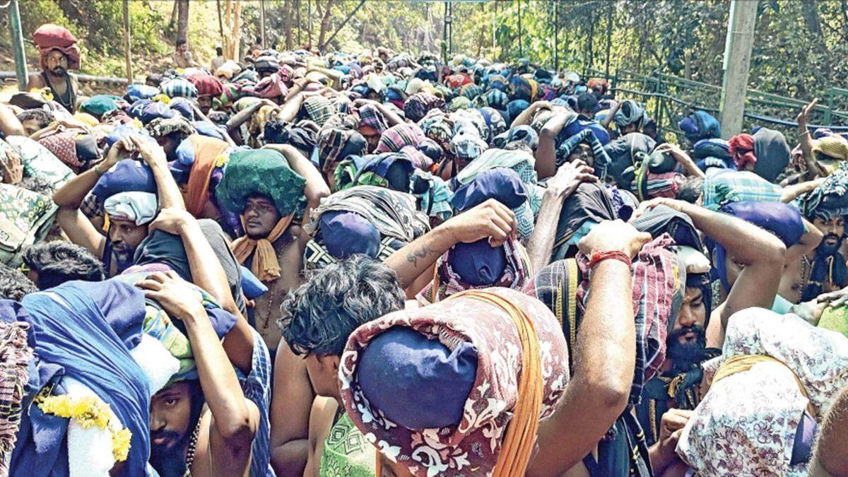 சபரிமலையில் பக்தர்கள் வெள்ளம்... உடனடி முன்பதிவு மீண்டும் 5,000 ஆகக் குறைப்பு!