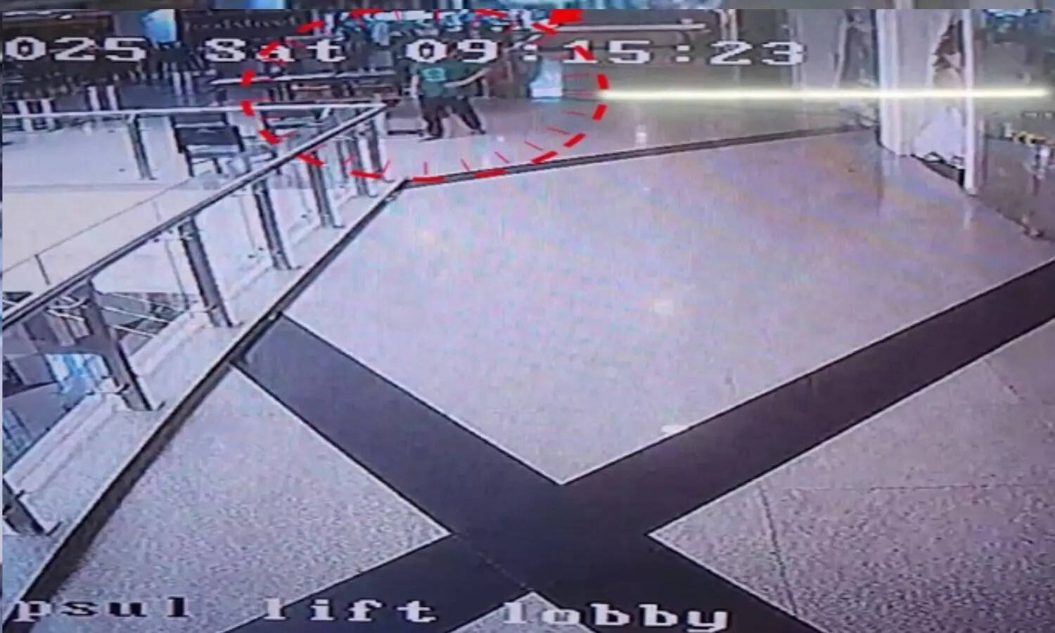 தாய் படிக்க சொன்னதால் ஆத்திரம்... மாலின் 4வது மாடியில் இருந்து குதித்து பள்ளி மாணவர் தற்கொலை!