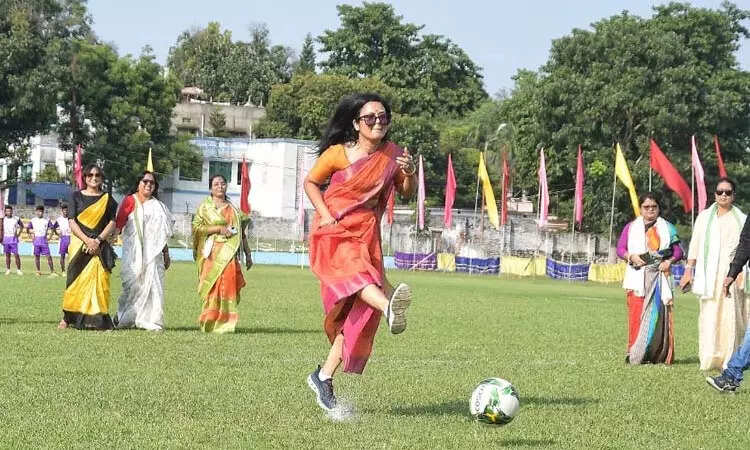 புடவை, கூலிங்கிளாசில் கால்பந்து ஆடிய பெண் எம்பி!!