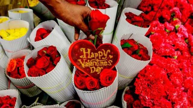 காதலர் தினத்துக்கு முழுவதும் இலவசம்! அரசு வெளியிட்ட பகீர் அறிவிப்பு!