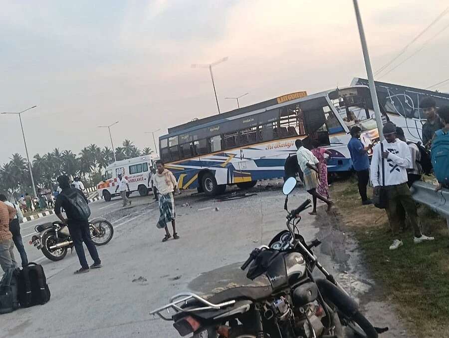 அரசு பேருந்தும், தனியார் பேருந்தும் நேருக்கு நேர் மோதல்... 20 பேர் படுகாயம்!