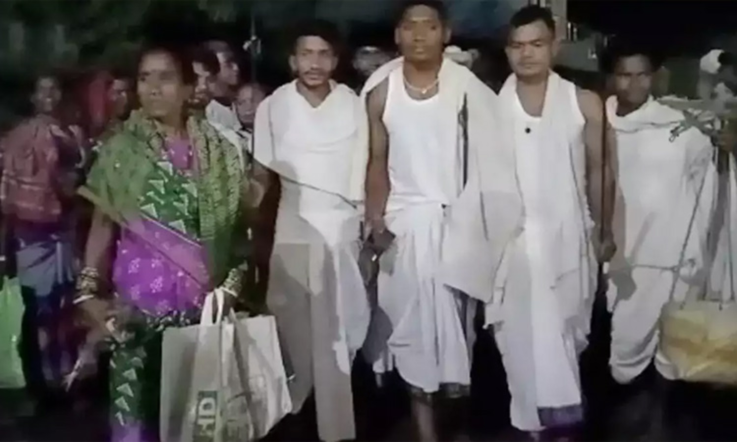 அசராத மாப்பிள்ளை... 28 கி.மீ. நடந்தே சென்ற திருமணம் செய்த இளைஞன்! வைரலாகும் வீடியோ!