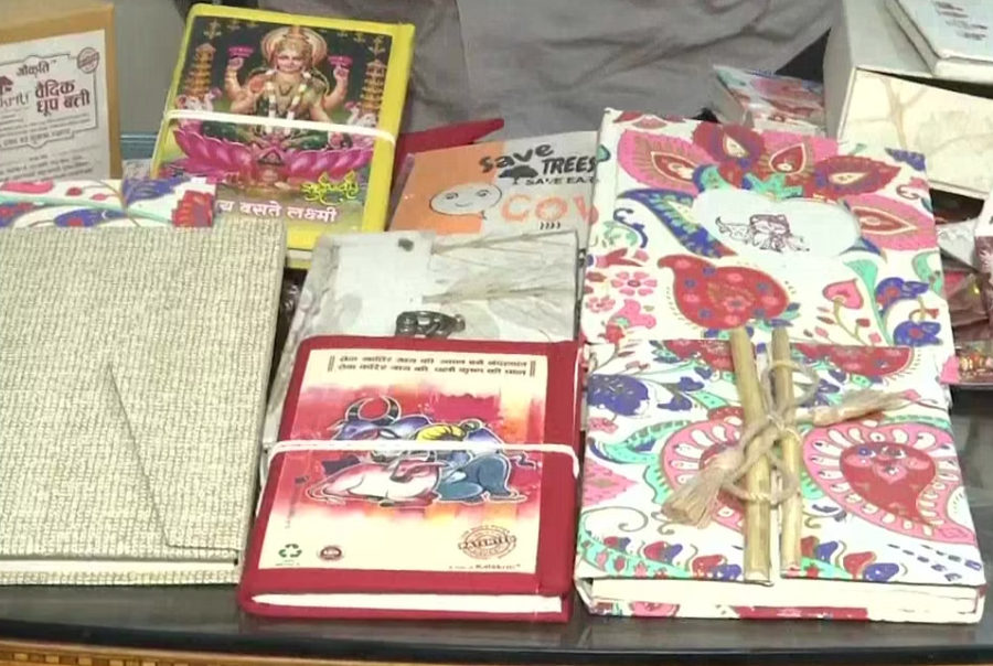 செம..... மாட்டு சாணத்தில் இருந்து காலண்டர், டைரி, பைகள்!!