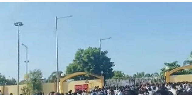கூடங்குளம் அணுமின் நிலைய வாசலில் உள்ளூர் மக்கள் முற்றுகை போராட்டம்... பெரும் பரபரப்பு!