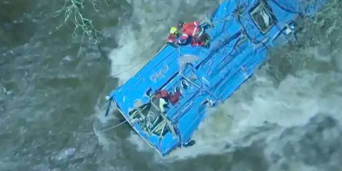 பகீர் வீடியோ!! ஆற்றில் கவிழ்ந்த பேருந்து!! 6 பேர் பலி!! 3 பேர் கவலைக்கிடம்!!