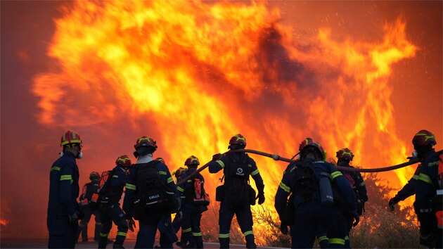 கிரீஸ் தீவில் 4வது நாளாக காட்டுத்தீ... தீயணைப்புப் பணிகள் தீவிரம்!