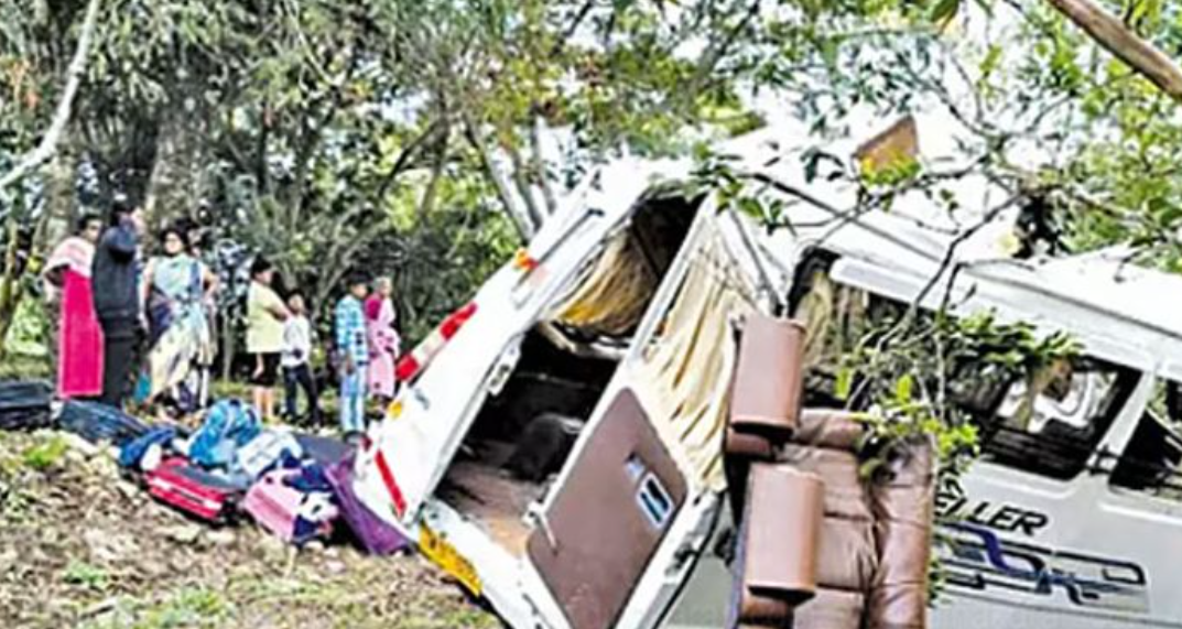 மலைப்பாதையில் சுற்றுலா வேன் கவிழ்ந்து 6 பேர் படுகாயம்!