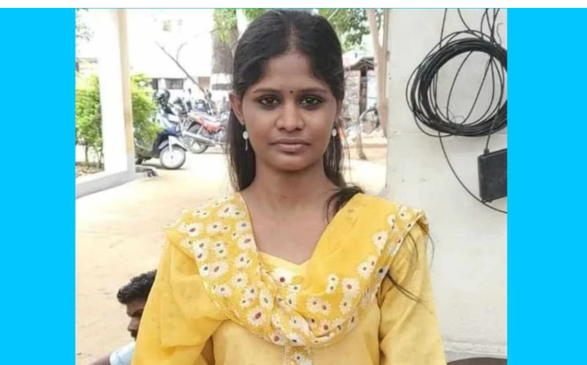 பகீர்... காவல் நிலையம் முன்பு இளம்பெண் தீக்குளிப்பு!!