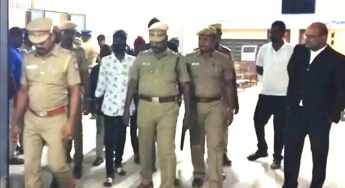 வெடிகுண்டு வீசி திமுக நிர்வாகி கொலையில் திடீர் திருப்பம்.. சிறுவன் உட்பட 5 பேர் கைது!