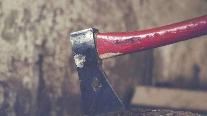 கொடூரம்!! கணவரை கோடாரியால் பிறப்புறுப்பை வெட்டி கொலை செய்த மனைவி!!